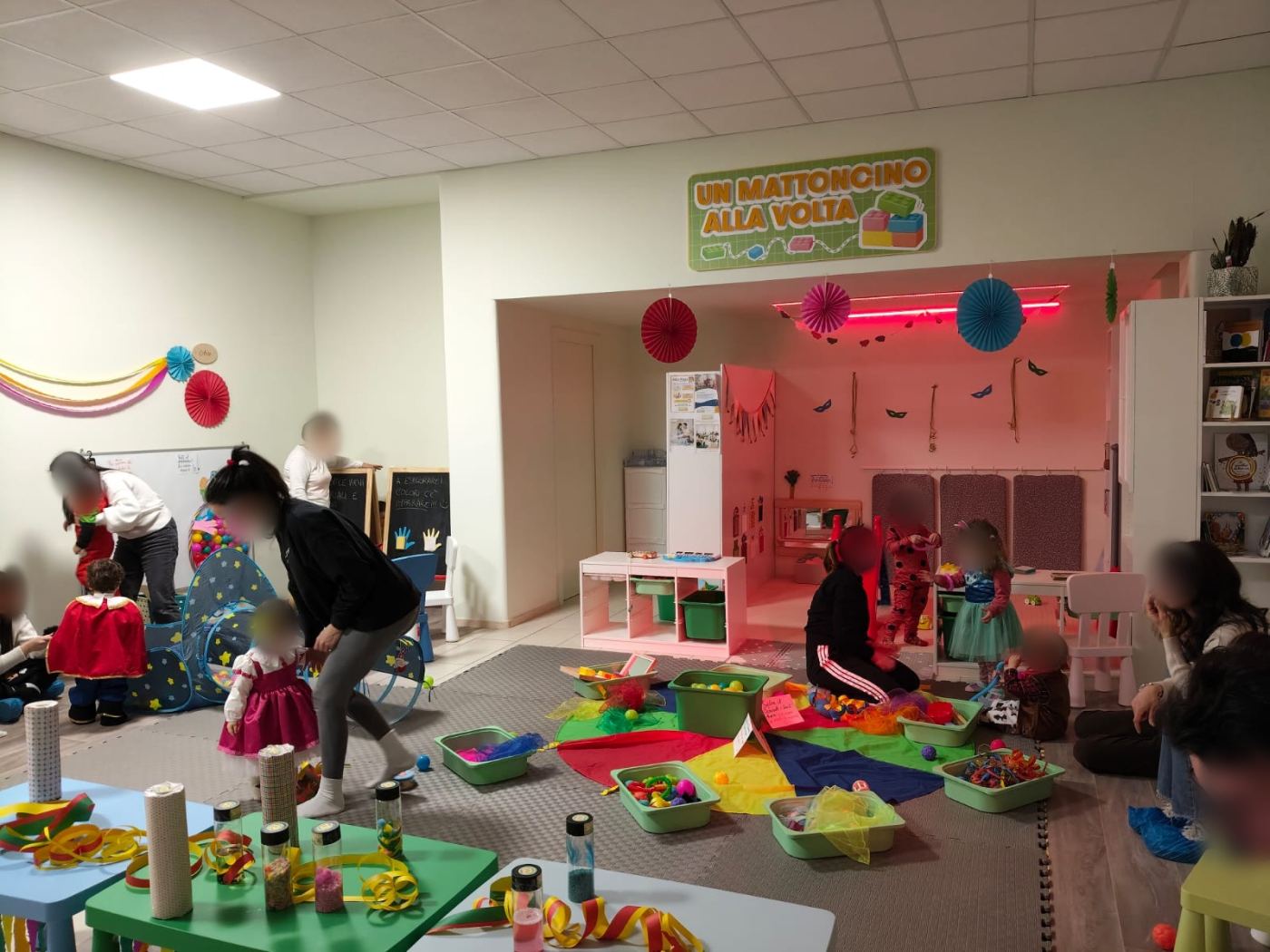 Festa intima per bambini con tavolino in legno, torta semplice e fiori di campo