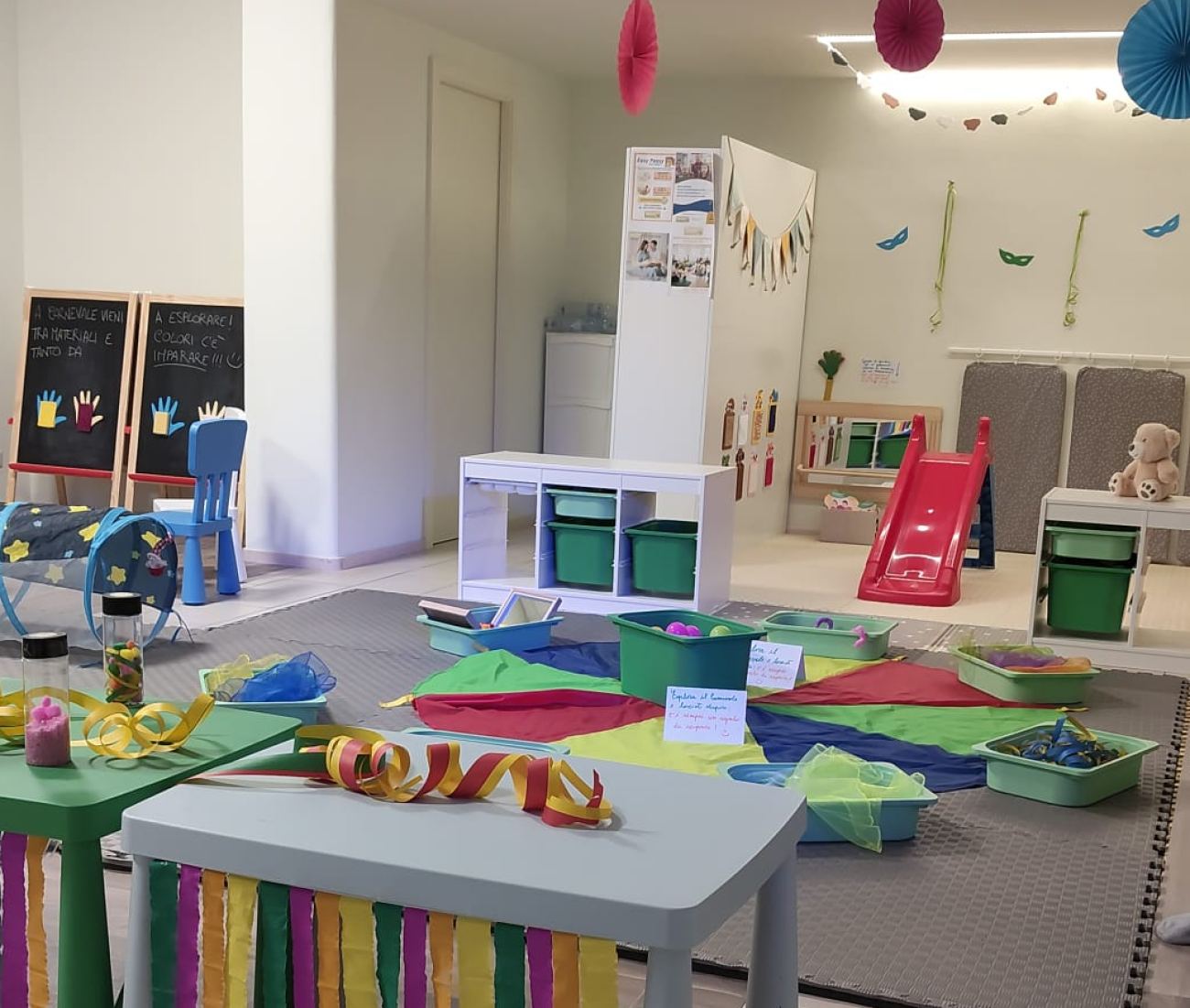 Bambini che giocano con mattoncini colorati in uno spazio luminoso